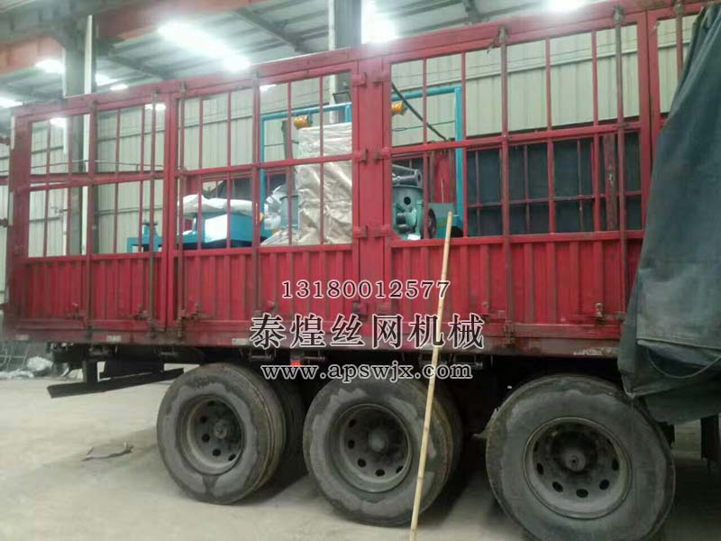 內(nèi)蒙古連罐拉絲機(jī)裝車中,發(fā)往內(nèi)蒙古連罐拉絲機(jī)發(fā)貨實(shí)景